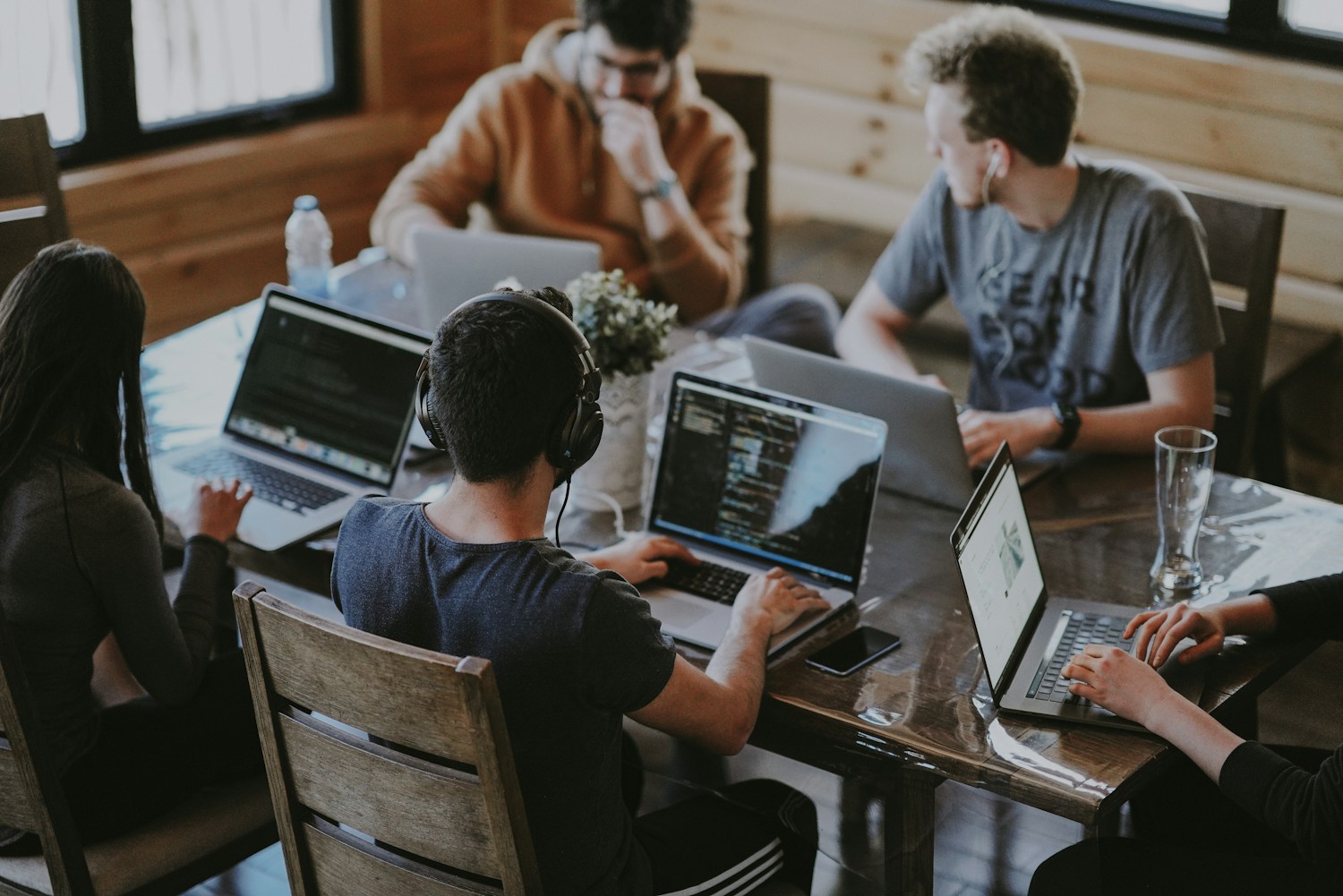 Un equipo comparte ideas en una mesa de trabajo
