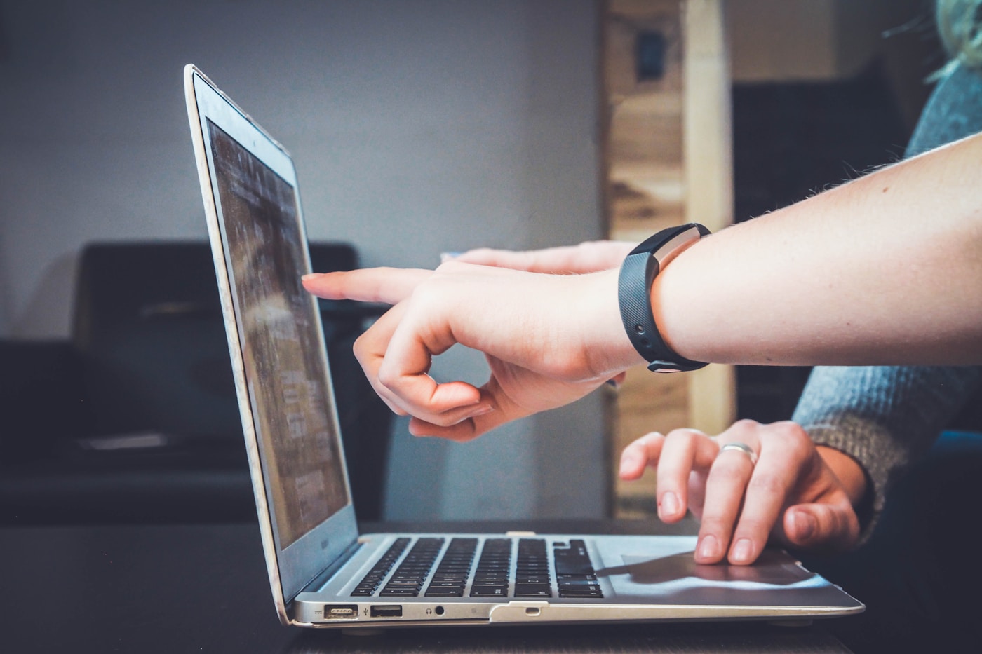 Personas analizando información con una computadora